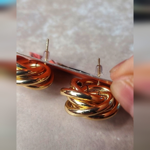 Elegant Gold-Tone Twisted Earrings VTG style - Picture 4 of 7